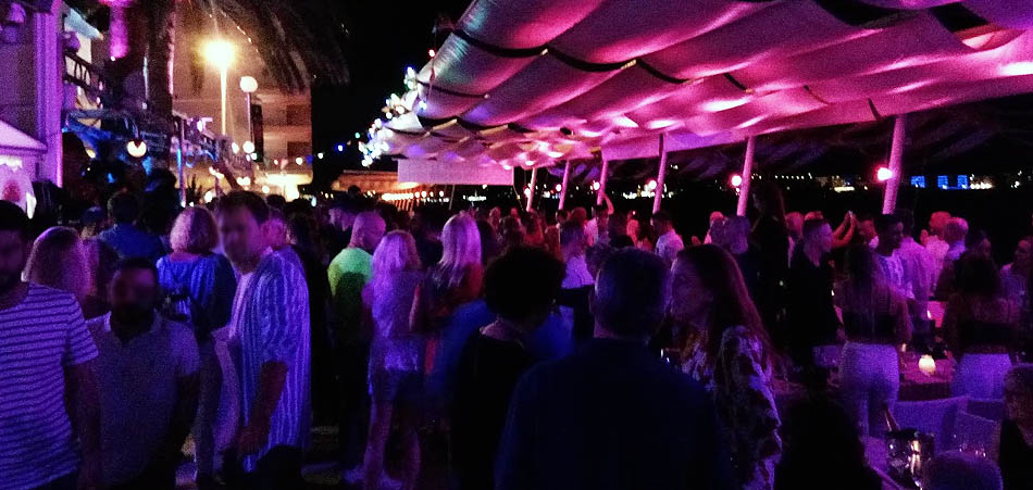 Cafè del Mar di Sant Antonio centro del divertimento notturno