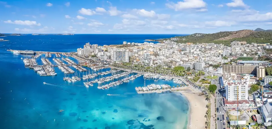 La città di Sant Antoni de Portmany, Ibiza (Spagna)